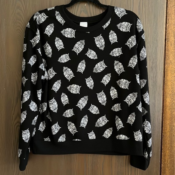 No Boundaries black sweatshirt with gray owls. Size Large. Really cute! - Picture 1 of 6